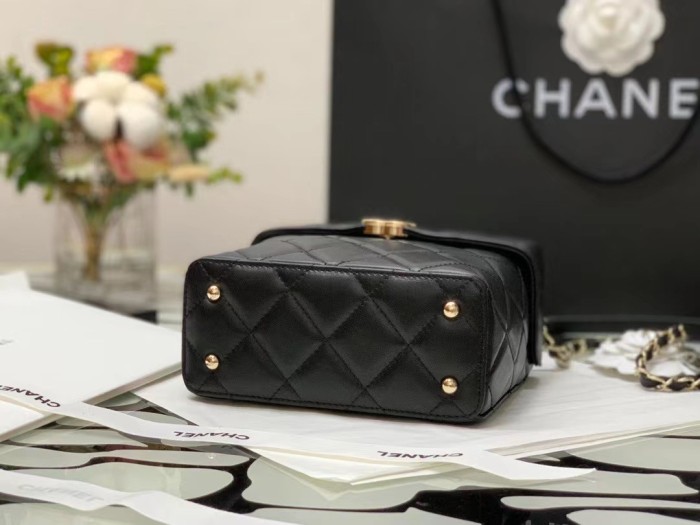  Handbag Chanel  size 17×14×8 cm