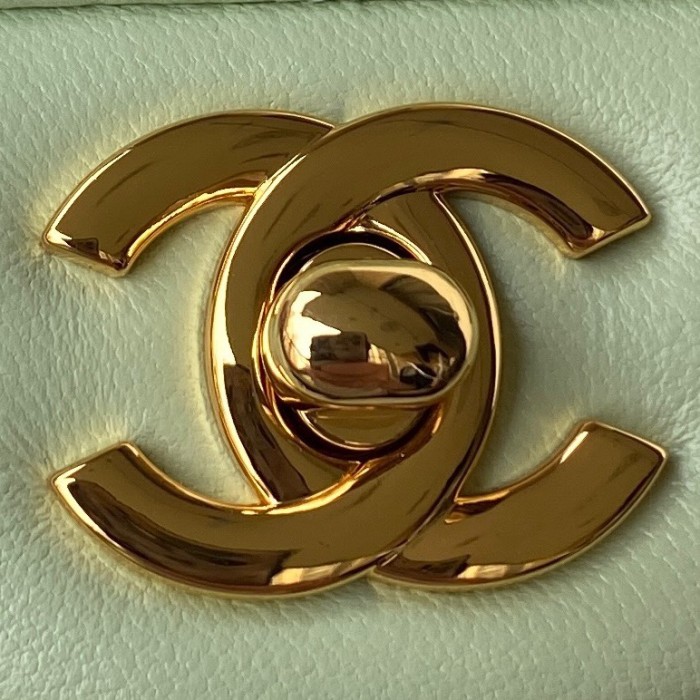  Handbag  Chanel size  17 cm