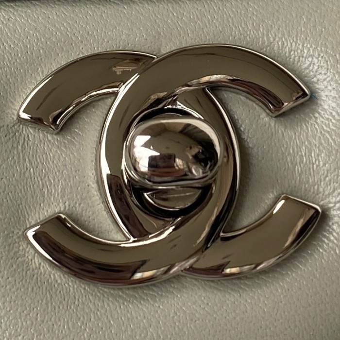 Handbag  Chanel size 20 cm