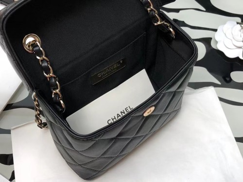  Handbag Chanel  size 17×14×8 cm