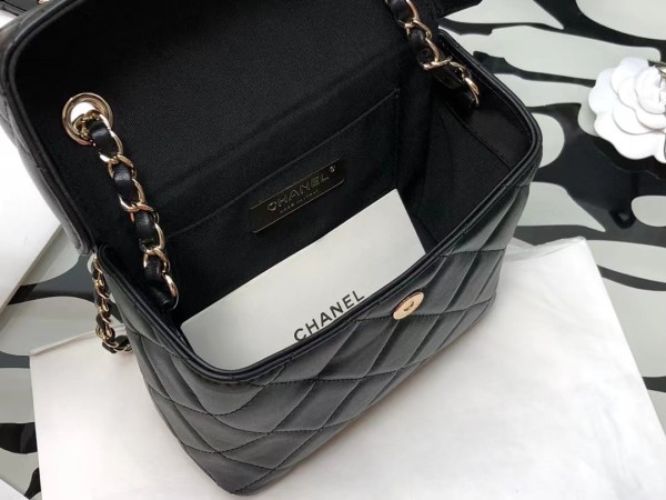  Handbag Chanel  size 17×14×8 cm