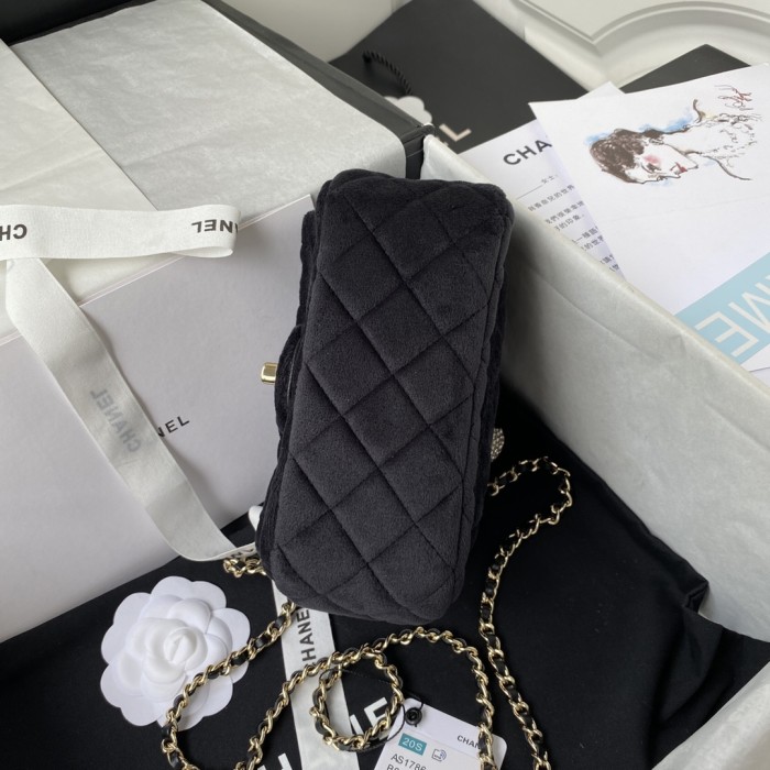  Handbag  Chanel size 17 cm