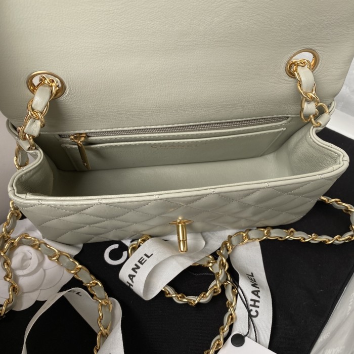  Handbag  Chanel  size 20 cm