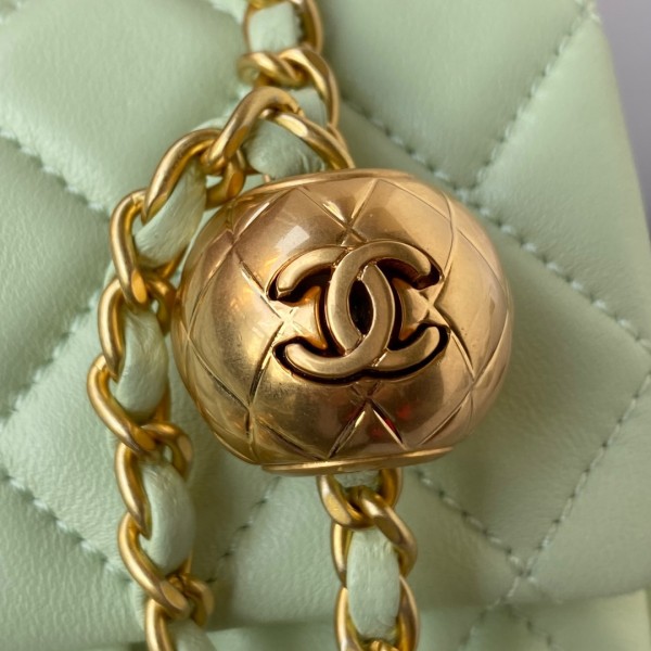  Handbag Chanel size 17 cm