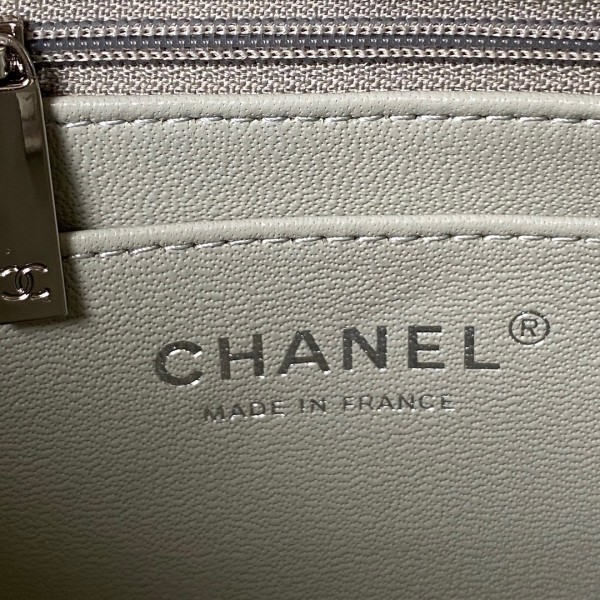 Handbag  Chanel size  17 cm