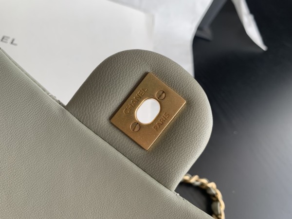  Handbag  Chanel size 17 cm 