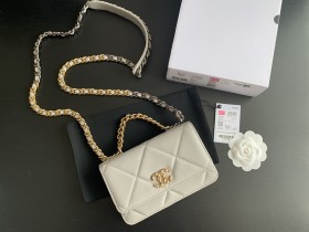 Handbag  Chanel 0957 size 19 cm 
