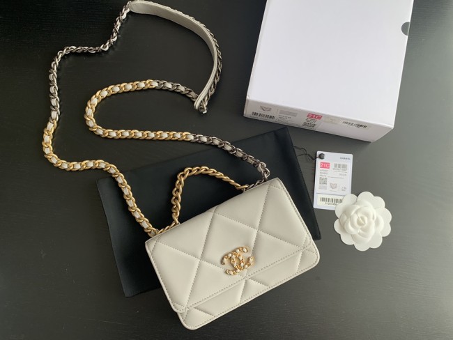 Handbag  Chanel 0957 size 19 cm 