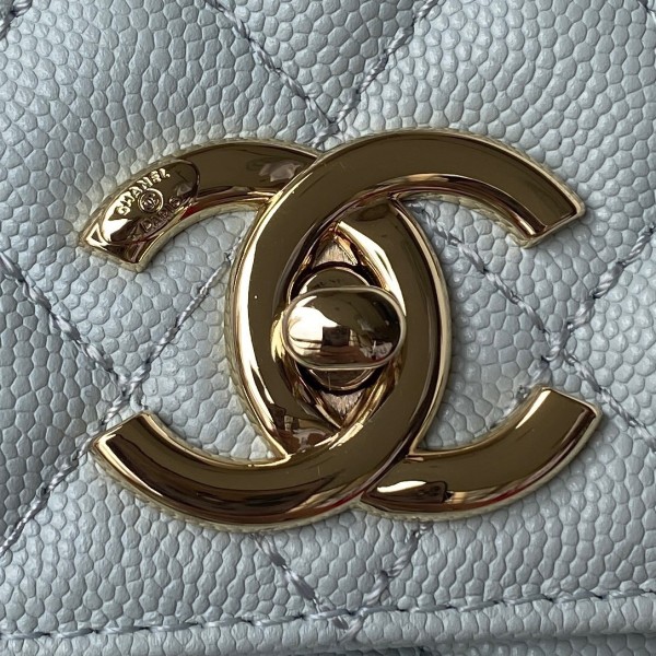  Handbag  Chanel  92991 size  28 cm