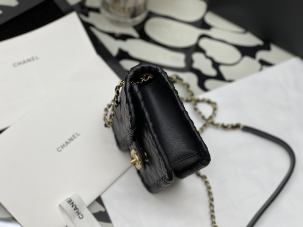  Handbag  Chanel size 15*19*6* cm