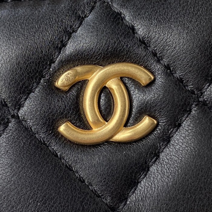  Handbag  Chanel AS2463 size 14x10x5.5 cm 