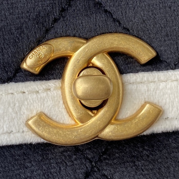  Handbag  Chanel  AS2957  size 19*15*6 cm