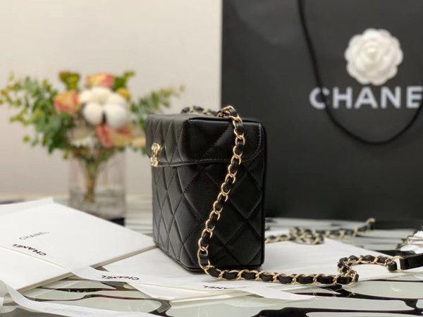  Handbag Chanel  size 17×14×8 cm