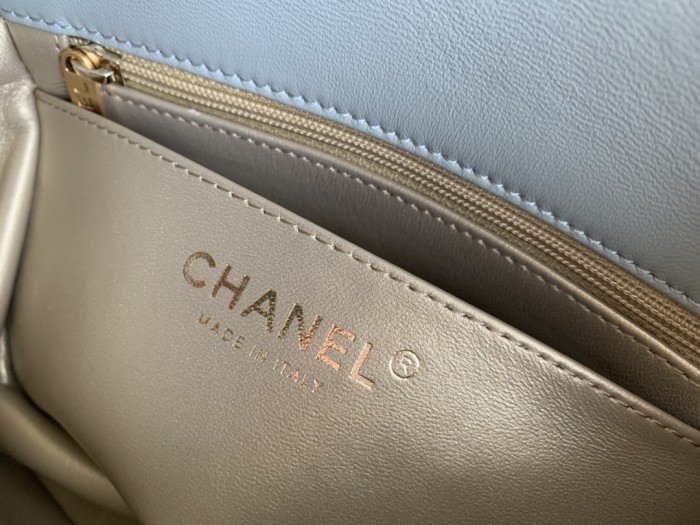  Handbag  Chanel size 17 cm 