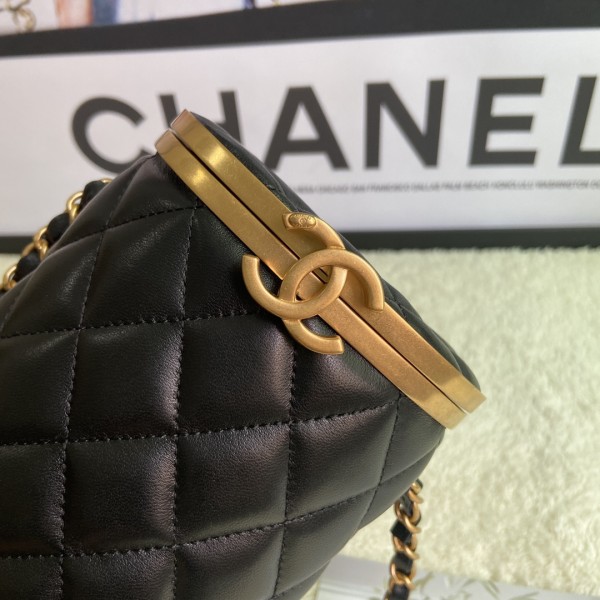  Handbag  Chanel AS2641 size 16x12x10 cm