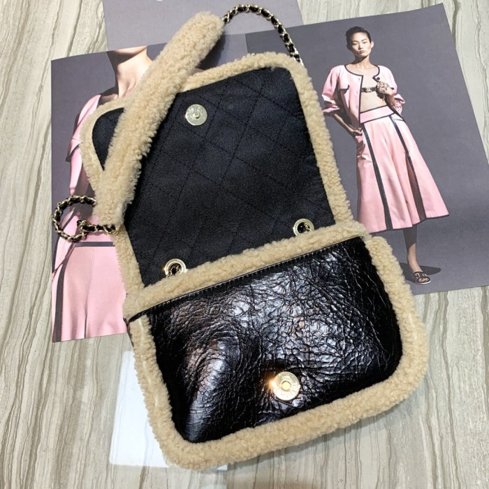  Handbag  Chanel AS0321 size 18 13 8 cm