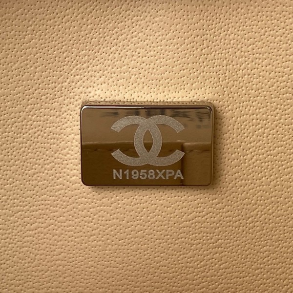 Handbag  Chanel A01113 size 23 cm