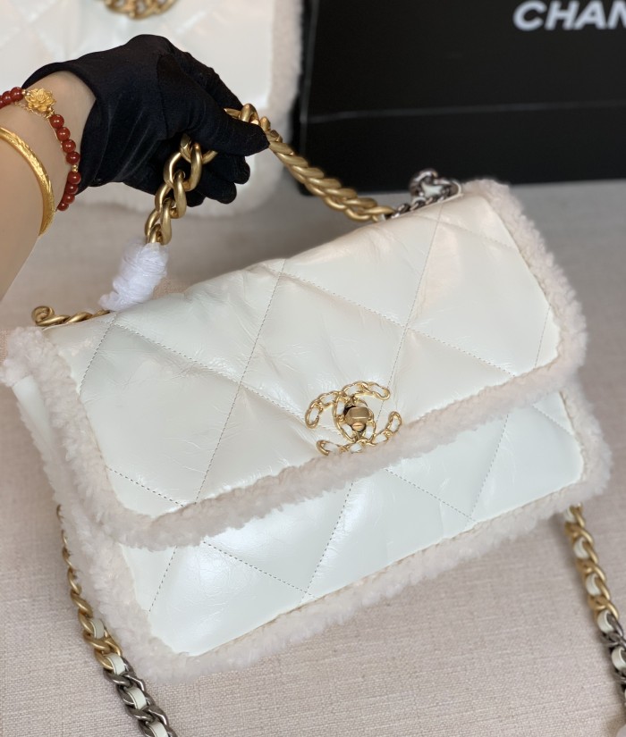  Handbag  Chanel size 26×16×9 cm