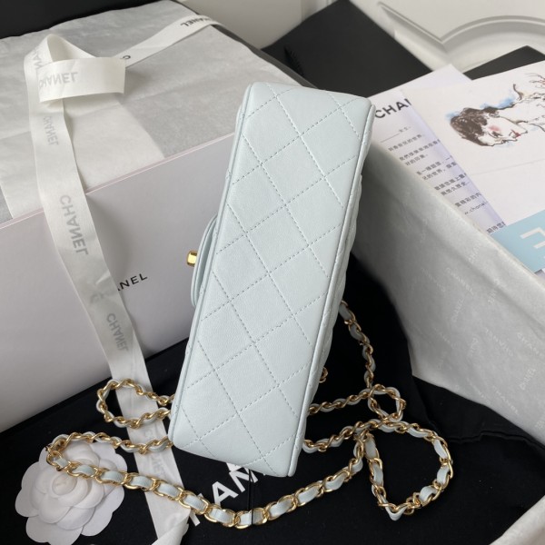  Handbag  Chanel  size 20 cm