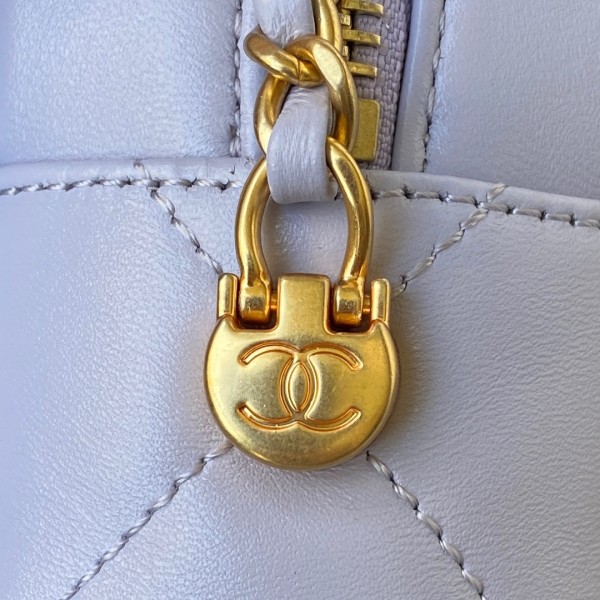  Handbag  Chanel AS2857 size 16x12x6 cm