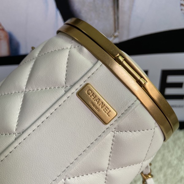  Handbag  Chanel AS2641 size 16x12x10 cm