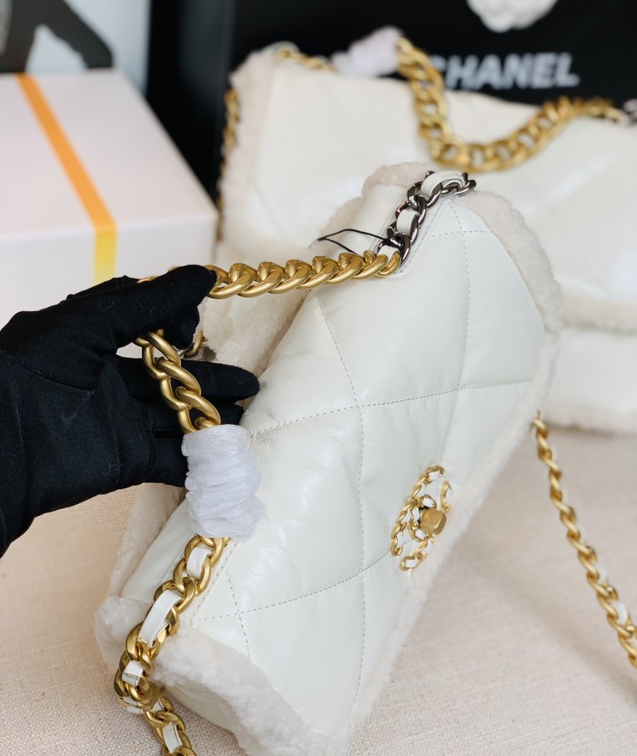  Handbag  Chanel size 26×16×9 cm