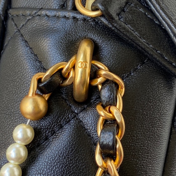  Handbag  Chanel AS2856  size  18x14x7 cm