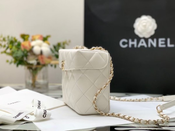  Handbag Chanel size 17×14×8 cm
