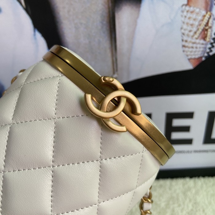  Handbag  Chanel AS2641 size 16x12x10 cm