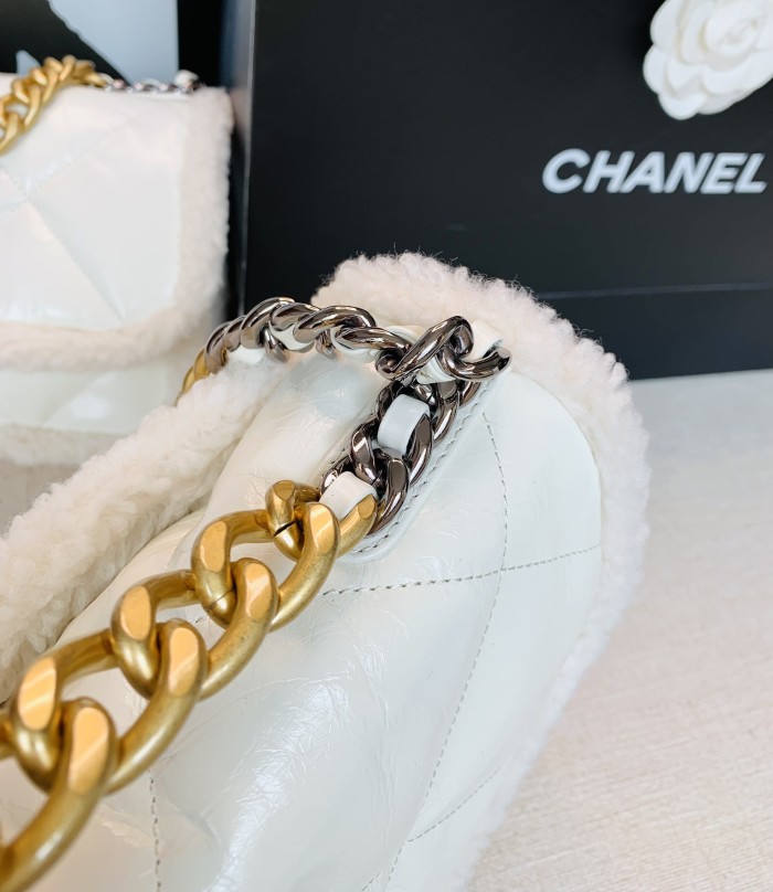  Handbag  Chanel size 26×16×9 cm