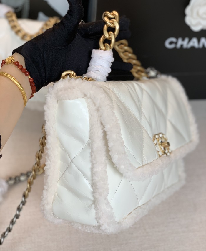  Handbag  Chanel size 26×16×9 cm