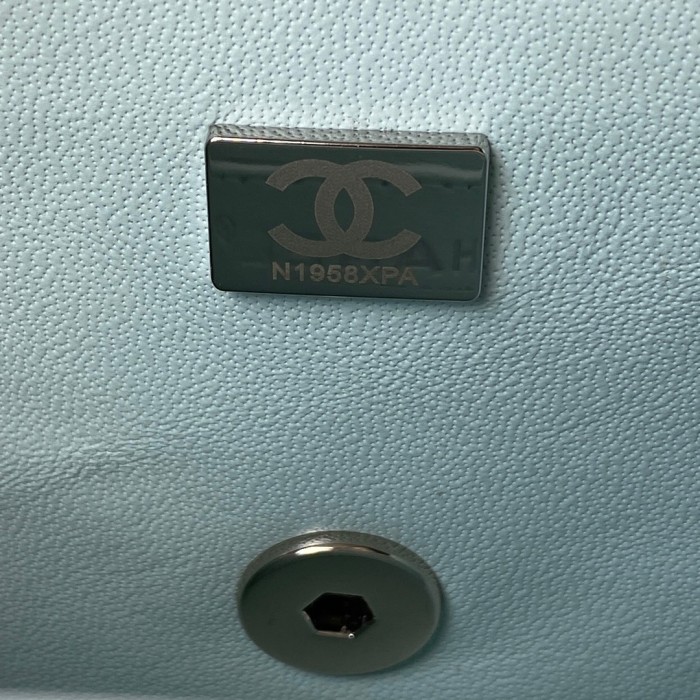 Handbag  Chanel  size 17 cm