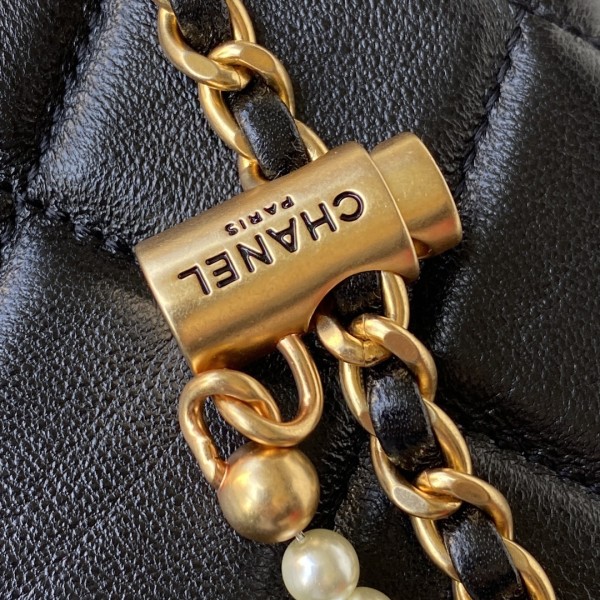  Handbag  Chanel AS2856  size  18x14x7 cm
