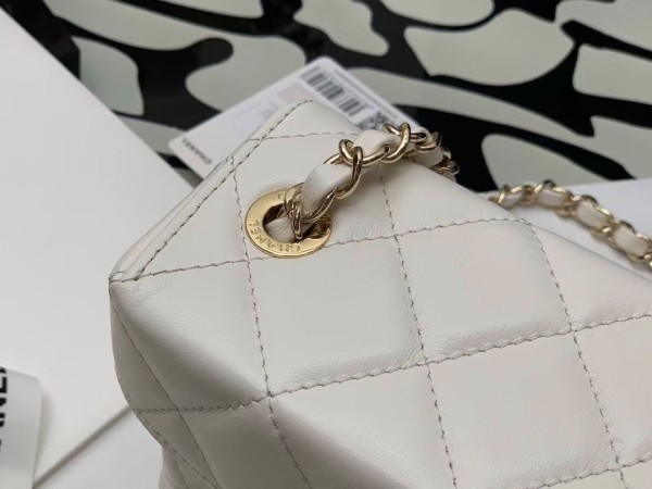  Handbag Chanel size 17×14×8 cm