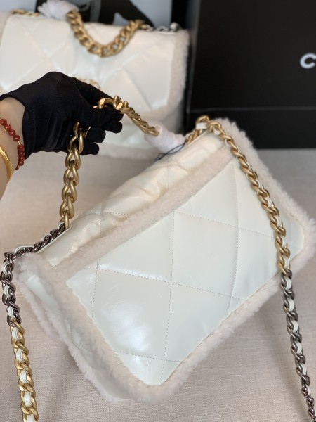  Handbag  Chanel size 26×16×9 cm