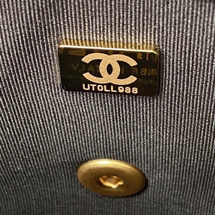  Handbag  Chanel  AS2855  size 19x13x 6 cm