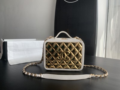  Handbag  Chanel 2900 size  20cmx19cmx9 cm