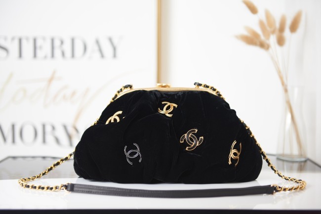  Handbag  Chanel AS2137 size 16 27.5 14 cm