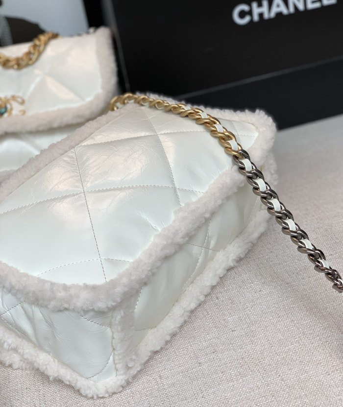  Handbag  Chanel size 26×16×9 cm