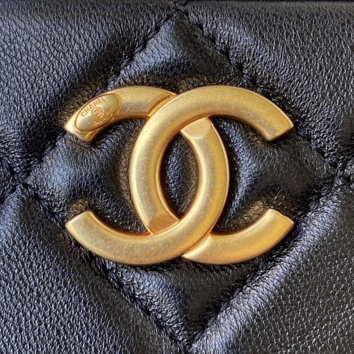  Handbag  Chanel AS2856  size  18x14x7 cm