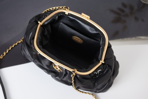  Handbag  Chanel AS2137 size 16 27.5 14 cm