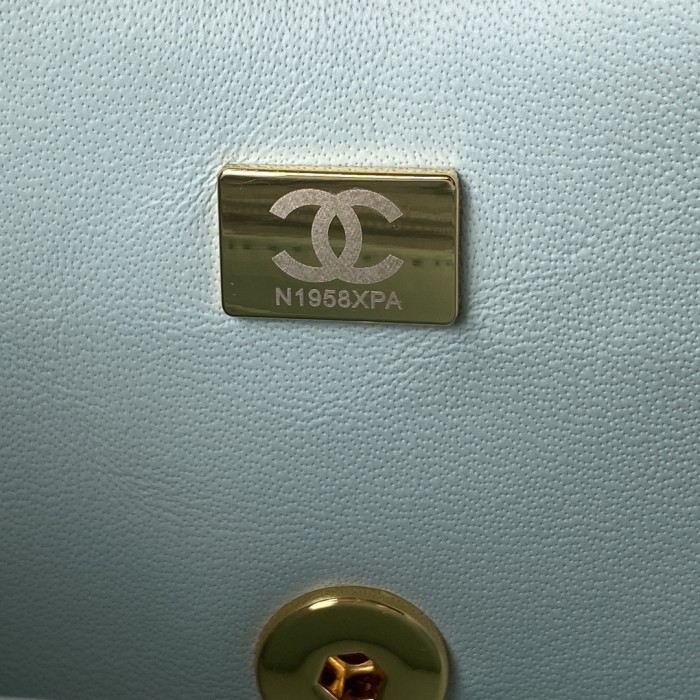  Handbag  Chanel  size 20 cm