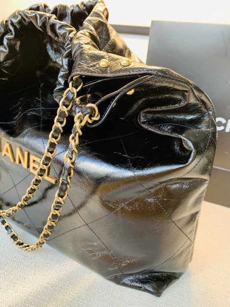 Handbag   Chanel  size 43：40：10  Cm