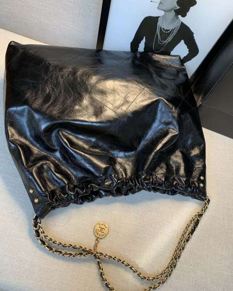 Handbag   Chanel  size 43：40：10  Cm