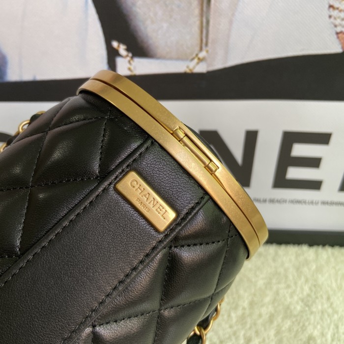  Handbag  Chanel AS2641 size 16x12x10 cm