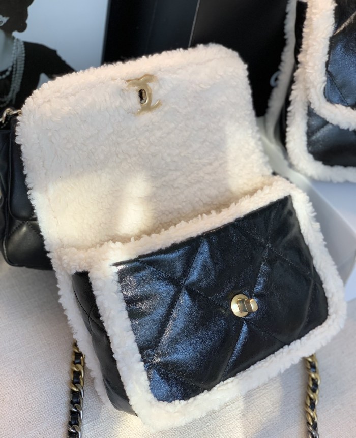 Handbag  Chanel  As1160 size 26×16×9 cm