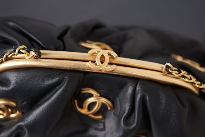  Handbag  Chanel AS2137 size 16 27.5 14 cm