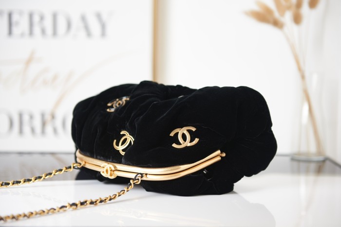  Handbag  Chanel AS2137 size 16 27.5 14 cm