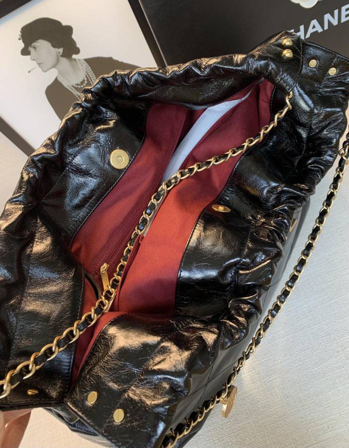 Handbag   Chanel  size 43：40：10  Cm