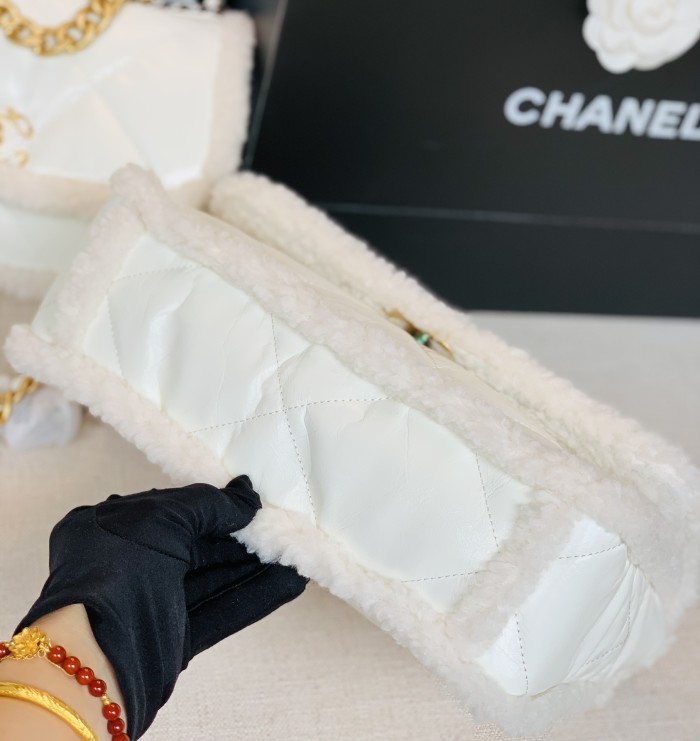  Handbag  Chanel size 26×16×9 cm